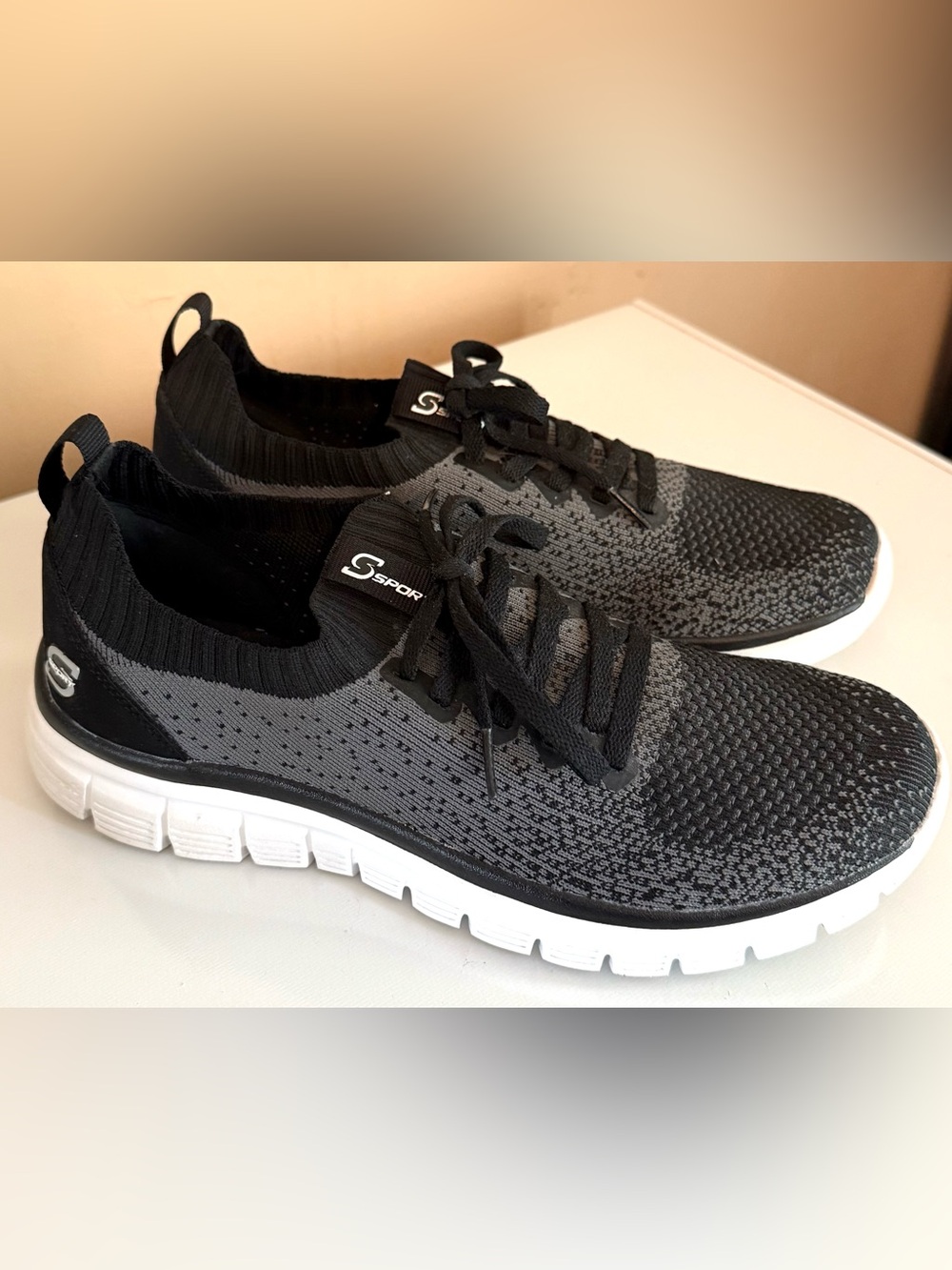 SKECHERS SPORT MEN'S SIZE 9 BLACK/GRAY STRETCH KNIT LOW TOP SNEAKERS